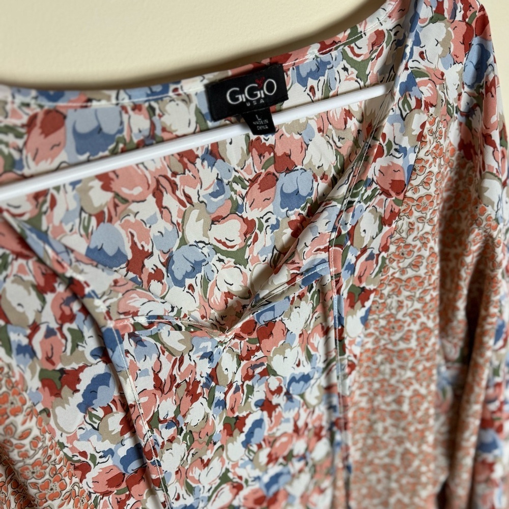 GiGiO Women's Floral Blouse - Multicolor Size L Like New Classy Flowy - Picture 2 of 3